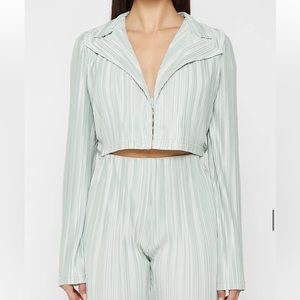 NWT Maniere De Voir Pleated Satin Blazer Shirt - Mint Green
Size 6